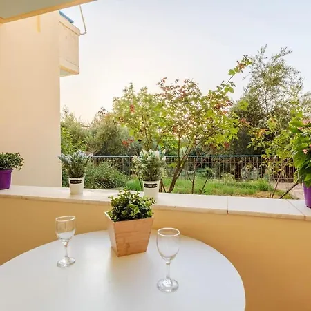 Seaview Terrace Haven-perfect Location By The Sea